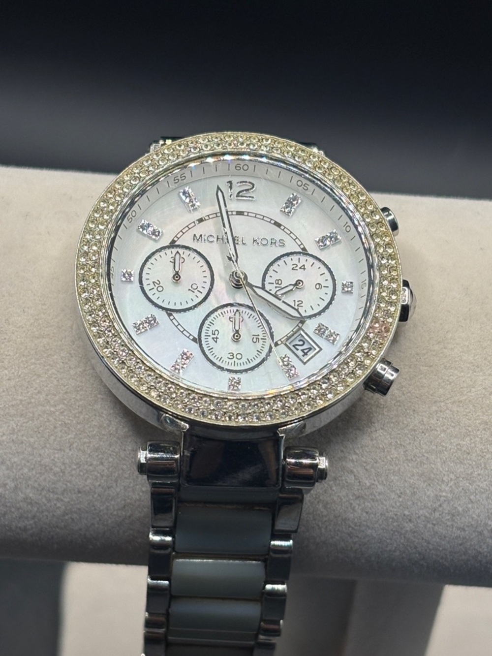 Michael Kors MK6138 MOP Dial CZ Ladies Watch. Pre-owned, Needs Battery